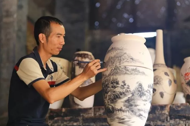 ベトナムの最高の寺院 –５寺院選/最も美しく興味深い寺院朝からバッチャン村観光/お昼は生春巻き含まれ/日本語ガイド付き、ハノイ有名チャンクオック寺観光
